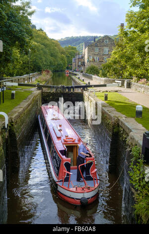 Barge in Fossa Nera serratura in Hebden Bridge, West Yorkshire, Inghilterra. Foto Stock