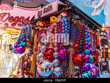 Gigantesche palle colorate in vendita lungo Fremont Street. Foto Stock