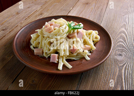 Fettuccine alla papalina - pasta con prosciutto,il Parmigiano,burro Foto Stock