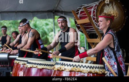 Delray Beach, Florida, Stati Uniti d'America. Decimo gen, 2016. Amy Minshew, (R), a membri della Fushu Daiko batteristi, in azione durante i trenta otto Oshogatsu annuale Festival di domenica 10 gennaio 2016 presso il Museo Morikami e giardini giapponesi in Delray Beach. © Bill Ingram/Palm Beach post/ZUMA filo/Alamy Live News Foto Stock