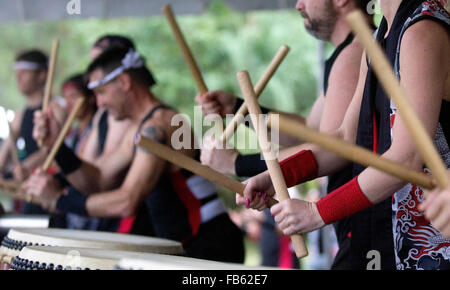 Delray Beach, Florida, Stati Uniti d'America. Decimo gen, 2016. Fushu Daiko batteristi, in azione durante i trenta otto Oshogatsu annuale Festival di domenica 10 gennaio 2016 presso il Museo Morikami e giardini giapponesi in Delray Beach. © Bill Ingram/Palm Beach post/ZUMA filo/Alamy Live News Foto Stock