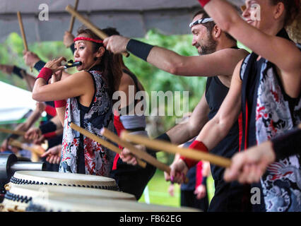 Delray Beach, Florida, Stati Uniti d'America. Decimo gen, 2016. Yukako Beatty, (C), la riproduzione del FUE, un flauto di bambù, insieme con gli altri membri della Fushu Daiko batteristi, durante i trenta otto Oshogatsu annuale Festival di domenica 10 gennaio 2016 presso il Museo Morikami e giardini giapponesi in Delray Beach. © Bill Ingram/Palm Beach post/ZUMA filo/Alamy Live News Foto Stock