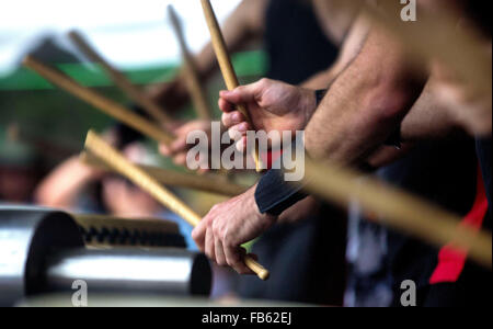 Delray Beach, Florida, Stati Uniti d'America. Decimo gen, 2016. Fushu Daiko batteristi, in azione durante i trenta otto Oshogatsu annuale Festival di domenica 10 gennaio 2016 presso il Museo Morikami e giardini giapponesi in Delray Beach. © Bill Ingram/Palm Beach post/ZUMA filo/Alamy Live News Foto Stock