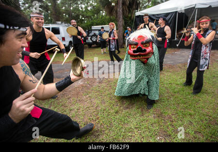 Delray Beach, Florida, Stati Uniti d'America. Decimo gen, 2016. Dragon e tamburini durante i trenta otto Oshogatsu annuale Festival di domenica 10 gennaio 2016 presso il Museo Morikami e giardini giapponesi in Delray Beach. © Bill Ingram/Palm Beach post/ZUMA filo/Alamy Live News Foto Stock