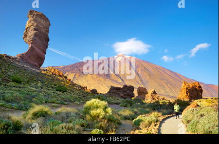 Turista nel Parco Nazionale del Teide, Isole Canarie, Tenerife, Spagna Foto Stock