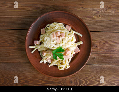 Fettuccine alla papalina - pasta con prosciutto,il Parmigiano,burro Foto Stock