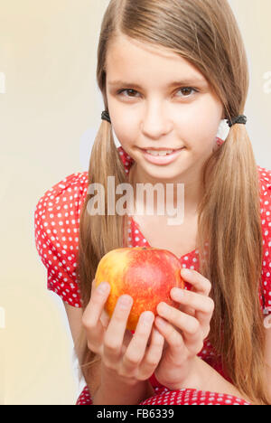 Ragazza adolescente con Apple Foto Stock