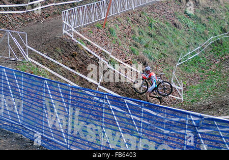 Asheville, North Carolina, Stati Uniti d'America. Decimo gen, 2016. Azione Cyclo-Cross durante gli Stati Uniti Ciclismo Cyclo-Cross Campionati Nazionali presso il centro storico di Biltmore Estate di Asheville North Carolina. Credito: csm/Alamy Live News Foto Stock