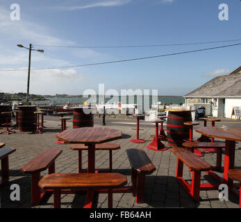 Una vista da Bushe's Bar di fronte al porto di Baltimora attraverso il porto verso Sherkin Island. Foto Stock