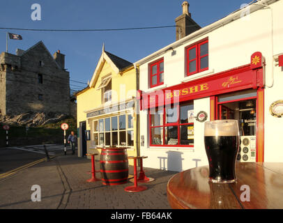 Una pinta di Guinness al tramonto al di fuori Bushe's Bar di Baltimora, West Cork, Irlanda Foto Stock