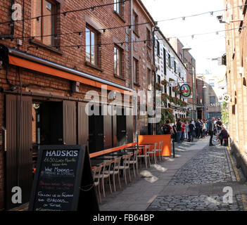 Mangiare fuori in Belfast's Cathedral Quarter.Hadskis Ristorante e la gente di socializzare al di fuori del Duca di York in tribunale commerciale. Foto Stock