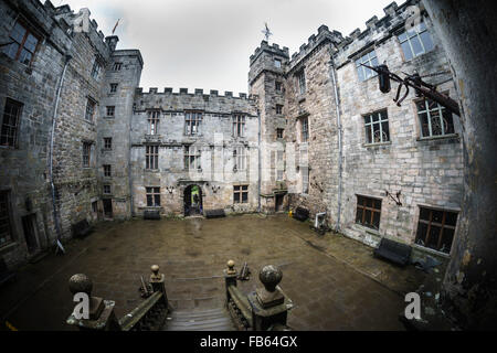 Chillingham, notoriamente haunted Northumberland castello e casa storica. Cortile. Foto Stock