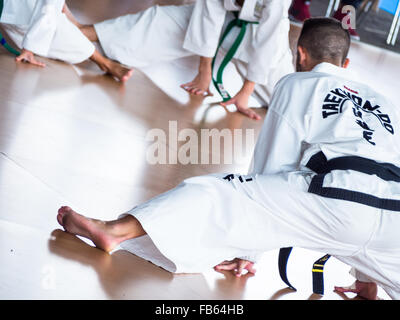 Treni master i suoi studenti. La formazione del Taekwon-do per bambini Foto Stock