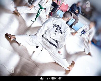 Treni master i suoi studenti. La formazione del Taekwon-do per bambini Foto Stock