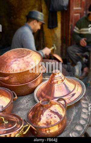 La medina di Fez. Officine di fabbri nel luogo el Seffarine. Il Marocco, Africa Foto Stock