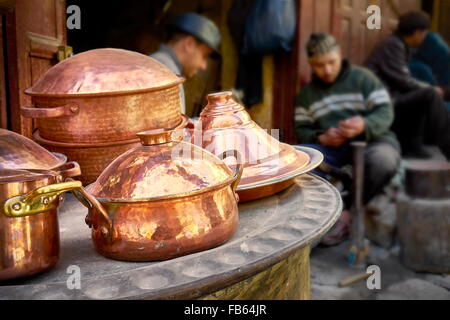 Fez Medina. Officine di fabbri nel luogo el Seffarine. Il Marocco Foto Stock