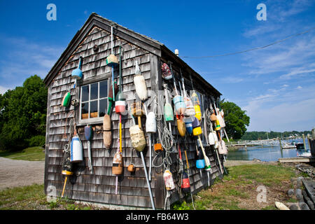 Vecchia capanna di boa vicino a Bar Harbor, York, Maine, Stati Uniti, STATI UNITI D'AMERICA, New England, l'annata di raccolta di oggetti sul mare spiaggia mare vintage tool shed, vintage beach Foto Stock