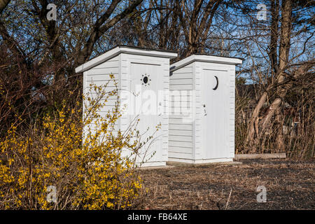 La sua e la sua scuola outhouses in una stanza cortile scuola in Monmouth County, New Jersey, USA, Stati Uniti, NJ bianco porta giardino wc Foto Stock