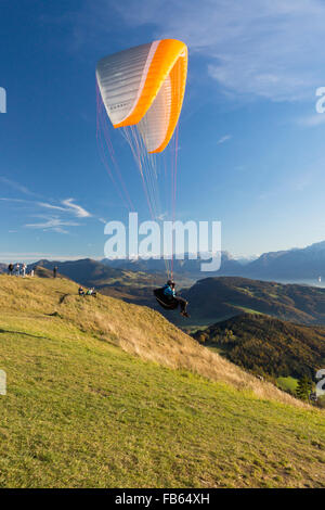 Un parapendio decollo dalla vetta del monte Gaisberg a Salisburgo Foto Stock