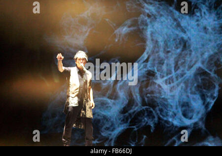 Nanjing, cinese della provincia di Jiangsu. Il 9 gennaio, 2016. Il cantante Emil Wakin Chau esegue durante il suo concerto in Nanjing, a est della capitale cinese della provincia di Jiangsu, Gen 9, 2016. © Wang Qiming/Xinhua/Alamy Live News Foto Stock