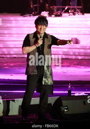 Nanjing, cinese della provincia di Jiangsu. Il 9 gennaio, 2016. Il cantante Emil Wakin Chau esegue durante il suo concerto in Nanjing, a est della capitale cinese della provincia di Jiangsu, Gen 9, 2016. © Wang Qiming/Xinhua/Alamy Live News Foto Stock