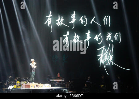 Nanjing, cinese della provincia di Jiangsu. Il 9 gennaio, 2016. Il cantante Emil Wakin Chau esegue durante il suo concerto in Nanjing, a est della capitale cinese della provincia di Jiangsu, Gen 9, 2016. © Wang Qiming/Xinhua/Alamy Live News Foto Stock