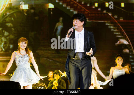 Nanjing, cinese della provincia di Jiangsu. Il 9 gennaio, 2016. Il cantante Emil Wakin Chau esegue durante il suo concerto in Nanjing, a est della capitale cinese della provincia di Jiangsu, Gen 9, 2016. © Liu Song/Xinhua/Alamy Live News Foto Stock