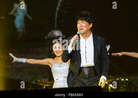 Nanjing, cinese della provincia di Jiangsu. Il 9 gennaio, 2016. Il cantante Emil Wakin Chau esegue durante il suo concerto in Nanjing, a est della capitale cinese della provincia di Jiangsu, Gen 9, 2016. © Liu Song/Xinhua/Alamy Live News Foto Stock