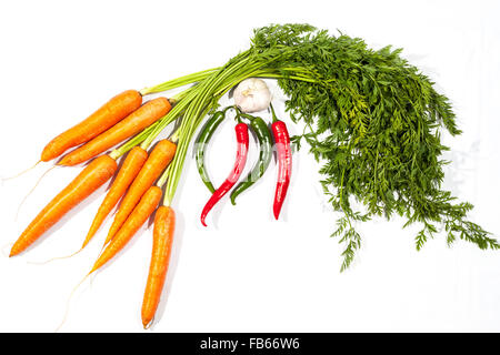 Levetta su carote, peperoncino e aglio su sfondo bianco Foto Stock