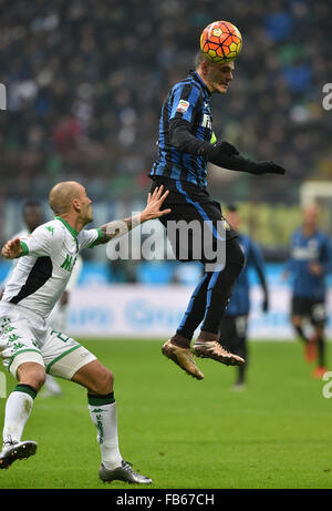 Milano, Italia. Decimo gen, 2016. Mauro Icardi di Inter e Milan capi la sfera durante il campionato italiano di una partita di calcio contro Sassuolo in Milano, Italia, 10 gennaio, 2016. Inter Milan perso 0-1. © Alberto Lingria/Xinhua/Alamy Live News Foto Stock