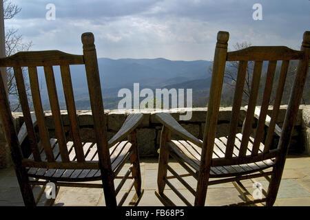 Sedie a dondolo impostato su un portico che si affaccia la Blue Ridge Mountains a Amicalola Falls State Park, Georgia, Stati Uniti d'America. Foto Stock