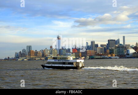 Lo spostamento di NY traghetto per via navigabile e la mattina presto vista dello skyline di New York su East River, New York New York, Stati Uniti d'America Foto Stock