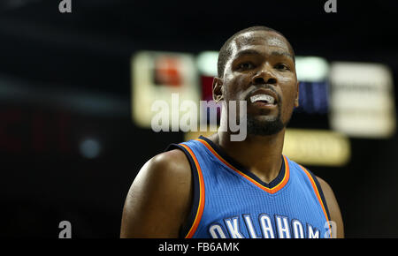 Portland, Oregon, Stati Uniti d'America. Il 10 gennaio, 2016. KEVIN DURANT (35) guarda alla folla. Il Portland Trailblazers ha ospitato la Oklahoma City Thunder presso il Centro Moda su Janurary 10, 2016. Foto di David Blair Credito: David Blair/ZUMA filo/Alamy Live News Foto Stock