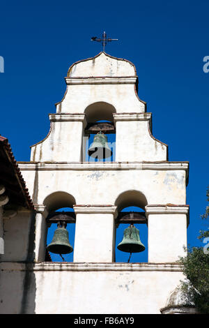 Tre-bell Campanario bell parete presso la missione di San Juan Bautista, San Juan Bautista, California, Stati Uniti d'America Foto Stock
