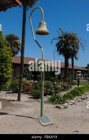 El Camino Real campana, missione Nuestra Senora de la Soledad, Soledad, California, Stati Uniti d'America Foto Stock