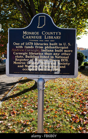 Contea di Monroe'S Carnegie Library uno di 1, 679 biblioteche costruito negli Stati Uniti con i fondi da filantropo Andrew Carnegie. Indiana costruita più Carnegie biblioteche rispetto a qualsiasi altro Stato membro. Edificio elencato nel Registro Nazionale dei Luoghi Storici 1978. Contea di Monroe Historical Society e il museo rinnovato e edificio occupato 1980. (Continua da altro lato) installato 2007 Indiana Ufficio storico e la Contea di Monroe Public Library Foundation Foto Stock