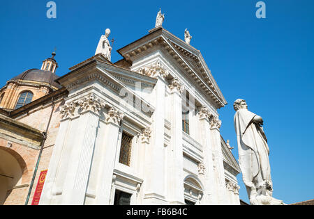 L'Italia, Regione Marche, Urbino, la facciata della Cattedrale Foto Stock