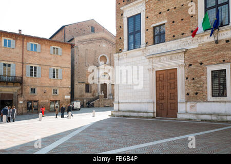 L'Italia, Regione Marche, Urbino, il Palazzo Ducale e il San Domenico Chiesa in background Foto Stock