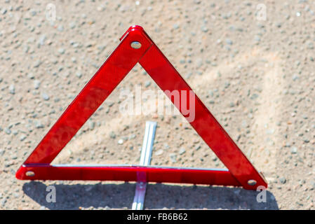 Il triangolo di avvertenza sull'asfalto è fotografato close-up Foto Stock