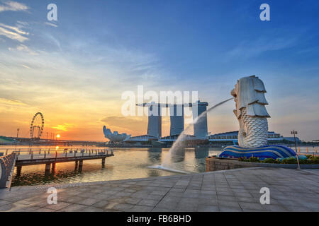 Sunrise a Singapore vista dello skyline della citta' di Marina Bay Foto Stock