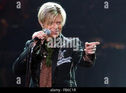 Amburgo, Germania. Xvi oct, 2003. (Dpa) - David Bowie possiede un microfono nelle sue mani e di gesti con il suo dito indice mentre canta durante il suo concerto al Color Line Arena di Amburgo, Germania, 16 ottobre 2003. Il cantante britannico ha iniziato il tedesco della gamba del suo tour mondiale durante il quale egli presenterà il suo nuovo album "realtà". © dpa/Alamy Live News Foto Stock