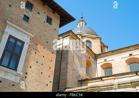 L'Italia, Regione Marche, Urbino, sulla Cupola del Duomo con il Palazzo Ducale in primo piano a sinistra Foto Stock