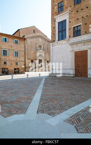 L'Italia, Regione Marche, Urbino, il Palazzo Ducale e il San Domenico Chiesa in background Foto Stock