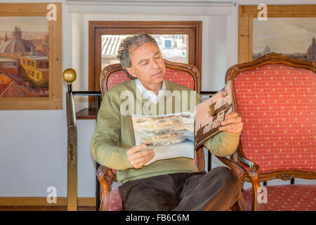 Un uomo di mezza età in costume vintage con colletto in pizzo, con maschera  carnevale, cappello a tricorno con piume, si erge in profilo al carnevale  Foto stock - Alamy