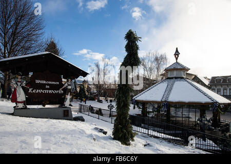 Segno di benvenuto e gazebo downtown, Leavenworth, Washington, Stati Uniti d'America Foto Stock