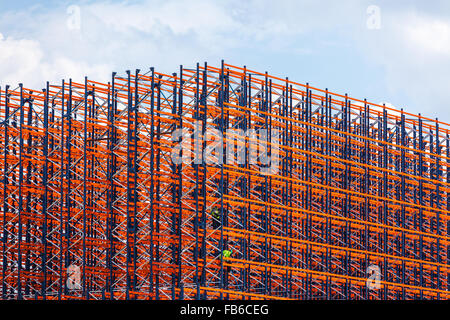 Rosso costruzioni di metallo sul fondo cielo Foto Stock