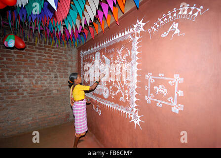 Warli tribe, processo di verniciatura di un Dev Chowk, Raitali Village, Dahanu, Maharashtra, India Foto Stock