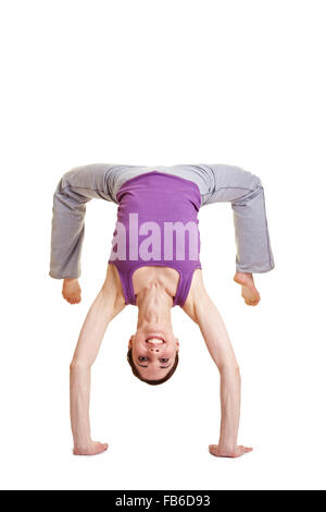 Felice donna flessibile facendo una capriola backflip Foto Stock
