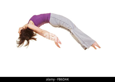 Giovane donna flessibile facendo una capriola backflip Foto Stock