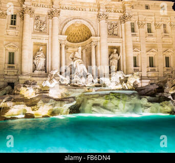 Vista notturna di acqua, statue e rocce artificiali in architettura di fontana romana Foto Stock